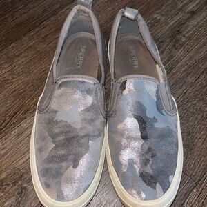 Sperry ladies 9.5 camo slip on loafer sneaker